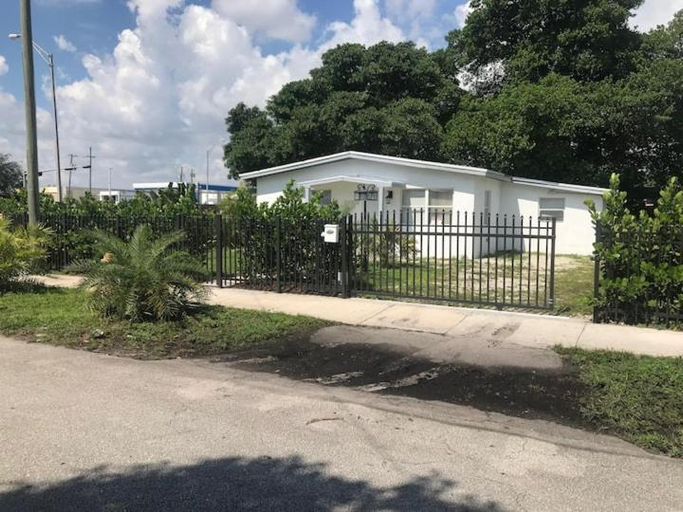 5, Bekahouse Hostel with parking, backyard and laundry, Miami-Dade