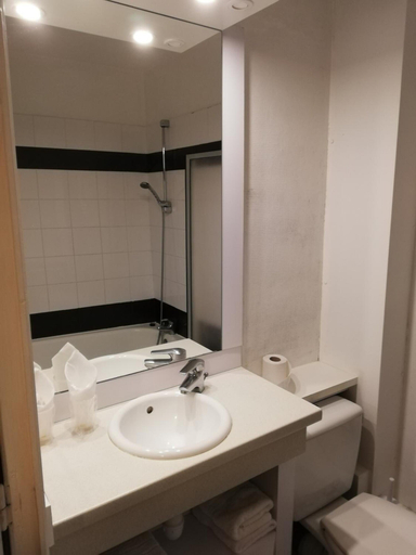 Bathroom 3, Hôtel la Poularde, Saône-et-Loire