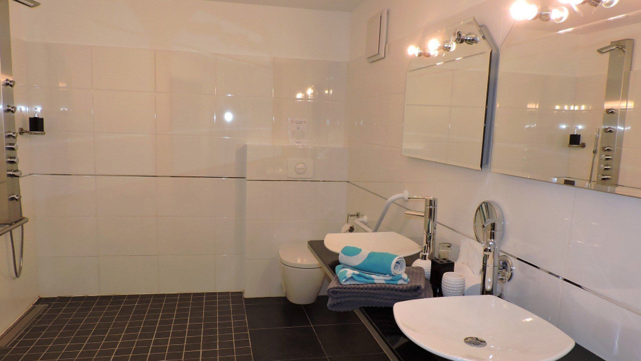 Bathroom 3, La Gourmandine, Vienne