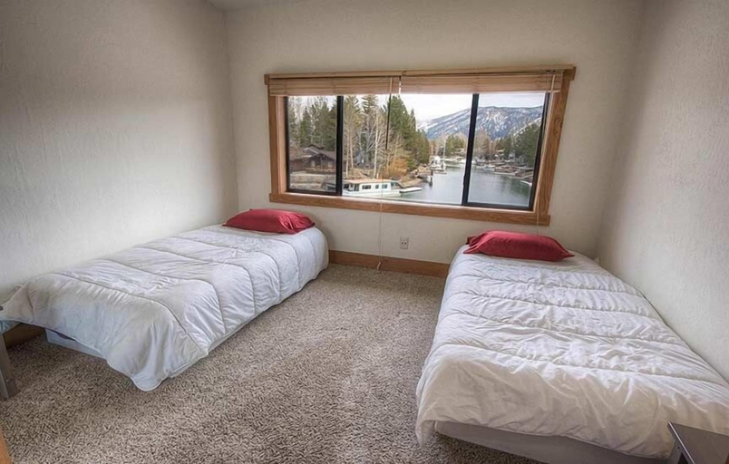 Room 3, 569 Lucerne 4 Bedroom Home by RedAwning, El Dorado