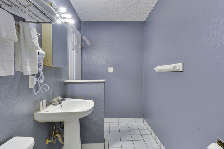 Bathroom 4, Upper Deck Hotel and Bar - Adults Only, Cameron