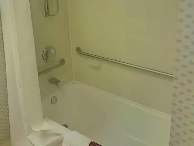 Bathroom 4, Clarion Pointe Greensboro Coliseum Area, Guilford