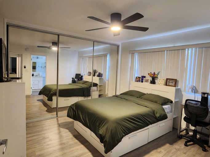 3, Cozy Private Room & Bath Central Location LA, Los Angeles