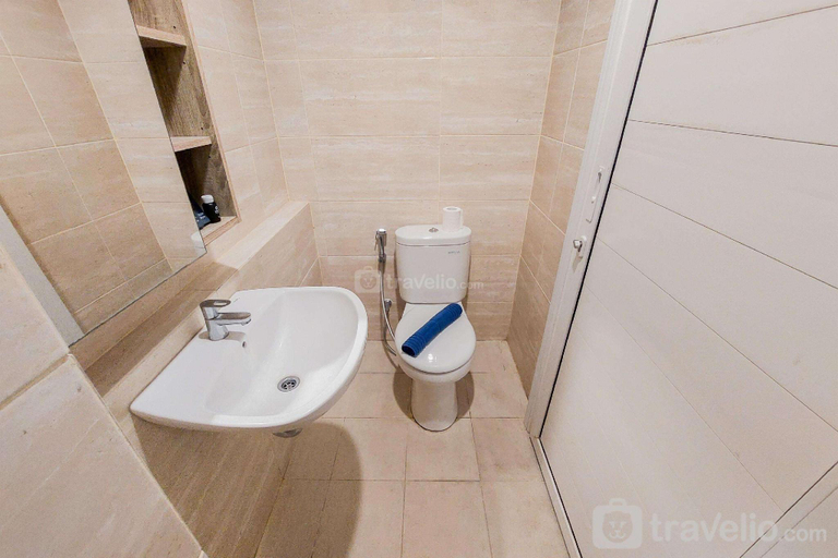Bathroom 2, Studio Springwood Residence Tangerang By Travelio, Tangerang