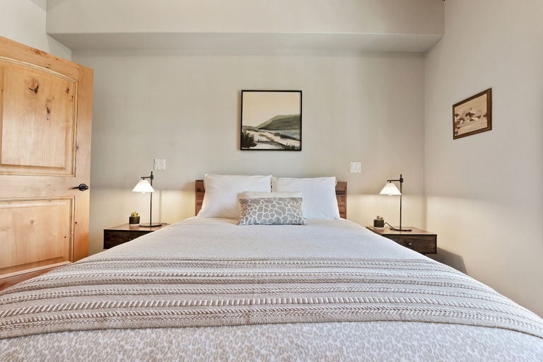 Room 5, Modern Condo - EV Charger - SM 301 by Bear Valley Vacation Rentals, Alpine