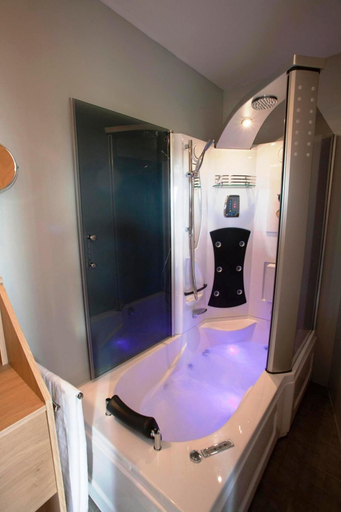 Bathroom 3, Hotel Chamdor, West-Vlaanderen