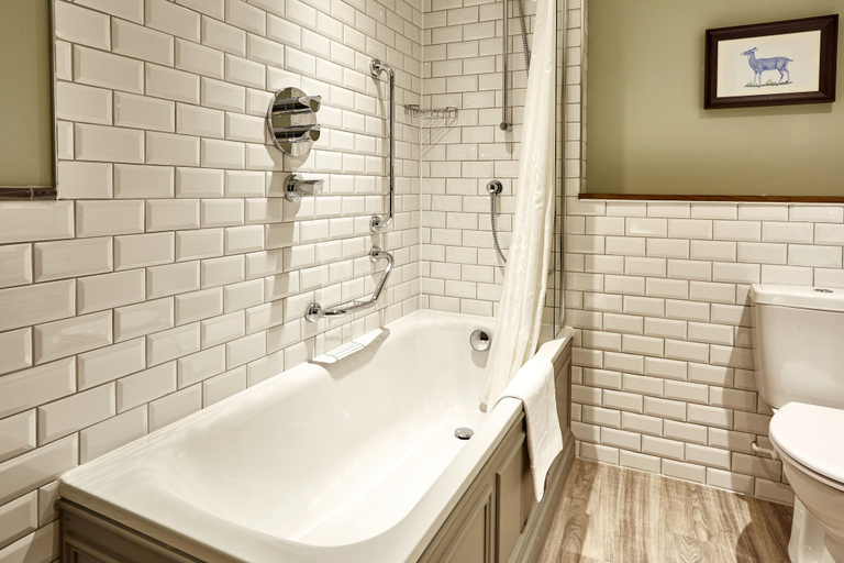 Bathroom 4, Swan Hotel by Greene King Inns, Hampshire