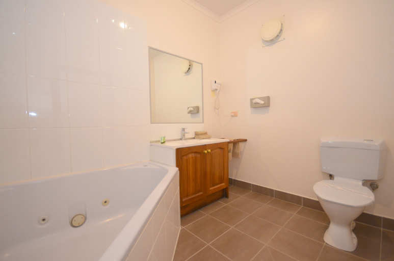 Bathroom 4, Central Springs Inn, Hepburn - East