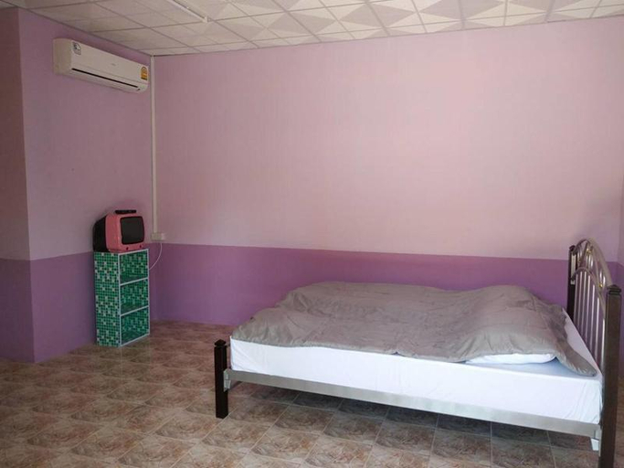 Bedroom 2, Jumbo Villa Homestay and Resort, Wiset Chai Chan