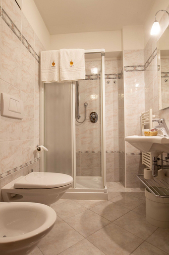 Bathroom 5, Hotel Astoria, Trento