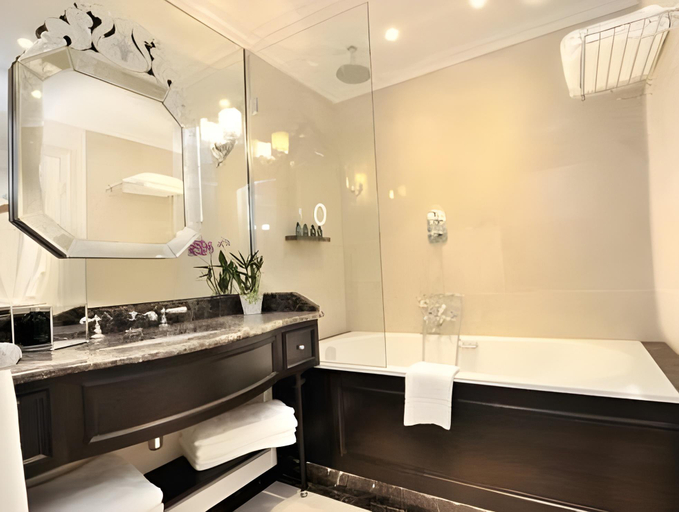 Bathroom 5, Auberge du Jeu de Paume, Oise