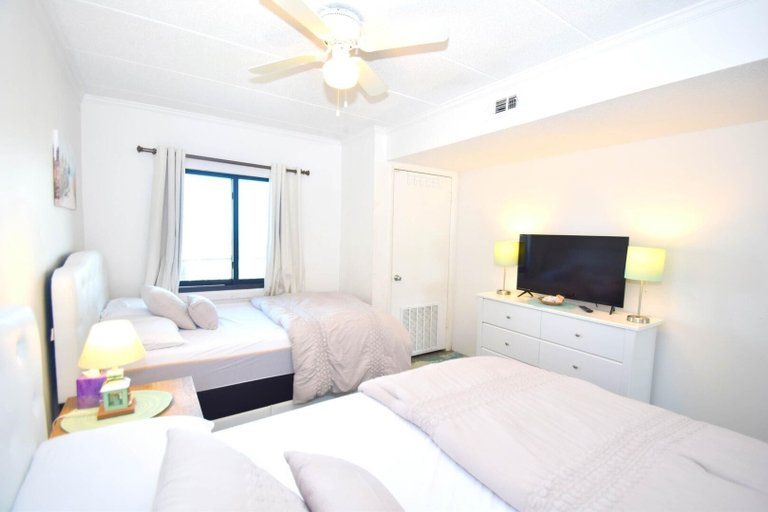 Room 3, Marigot Beach 705 1 Bedroom Condo by RedAwning, Worcester