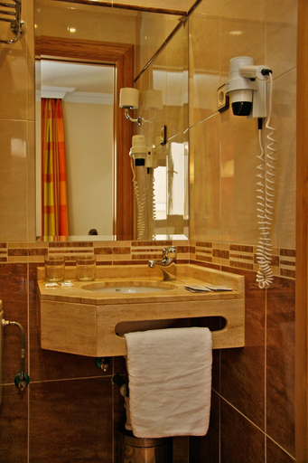 Bathroom 3, Hostal Victoria I, Madrid