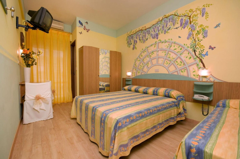 Room 4, Hotel Mocambo, Ascoli Piceno