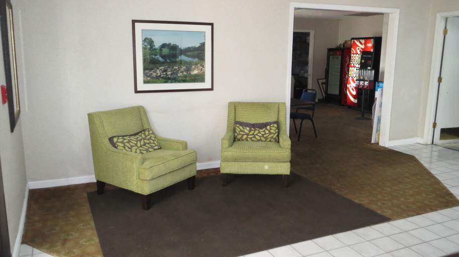 Lobby sitting area, Travelodge by Wyndham Richmond Kentucky, Madison