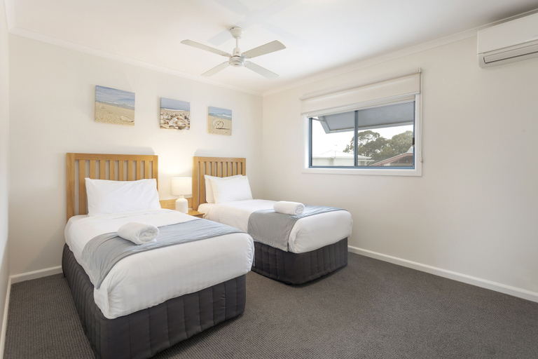 Bedroom 4, Captains Cove Resort - Waterfront Apartment, E. Gippsland - Bairnsdale