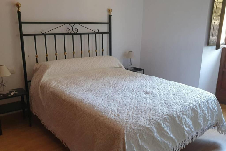 2, CASA NOGALES junto a PLAYA DE POO y SENDA. WIFI, Asturias