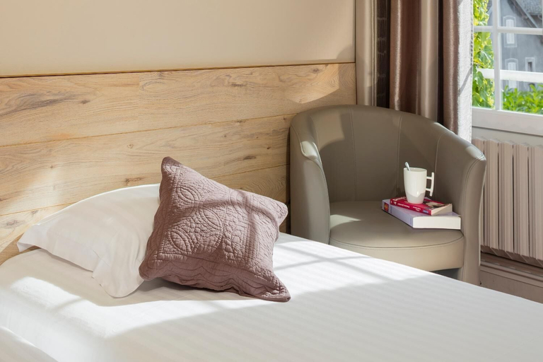 Bedroom 2, Hotel La Thomasse, Cantal