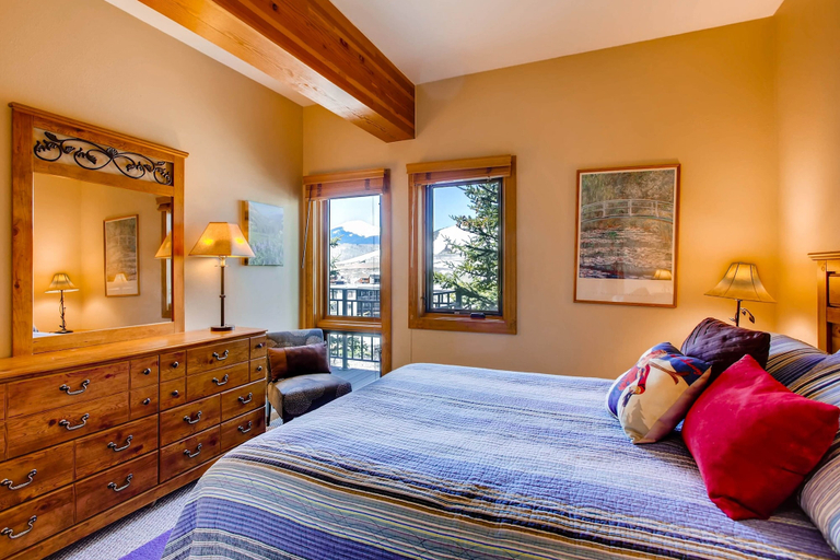 Room 5, Unique & Modern 3 Br/2ba - Ski-in/ski-out 3 Bedroom Condo - No Cleaning Fee! by RedAwning, Gunnison