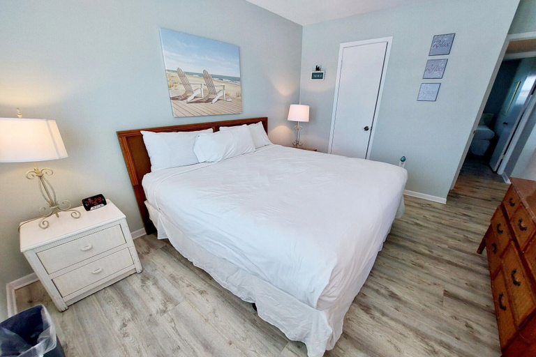 Room 4, Harbor House B6 2 Bedroom Condo by RedAwning, Baldwin
