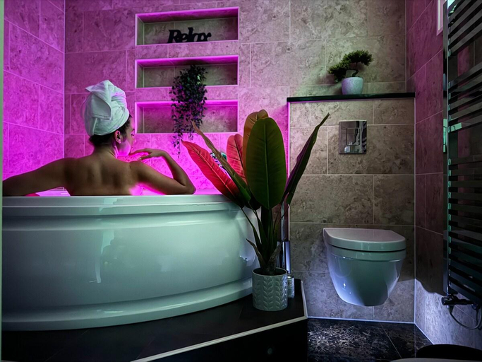 Bathroom 5, Luxurious House with Spa Bath & Private Garden, London