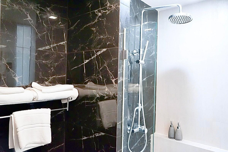 Bathroom 4, 5 mins to BTS Ekkamai, One Bed Fully-Furnished, Khlong Toey