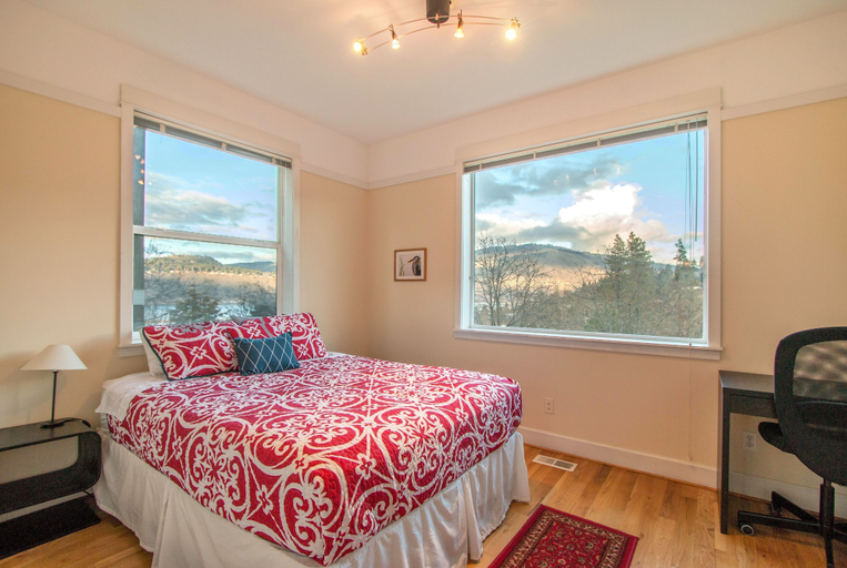 Room 2, Hazel House 4 Bedroom Home by RedAwning, Hood River