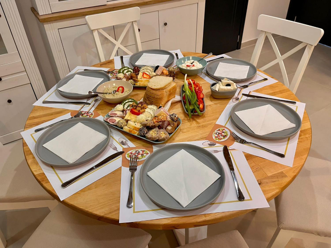 Food & Drinks 3, A Frame Pietrele Soimului, Sisesti