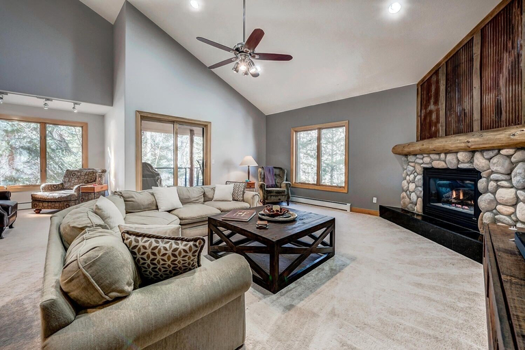 Living area 4, Streamside 333B, Summit