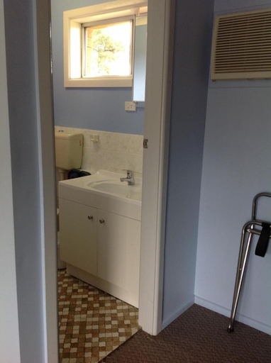Bathroom 4, Altona Motel, Uralla