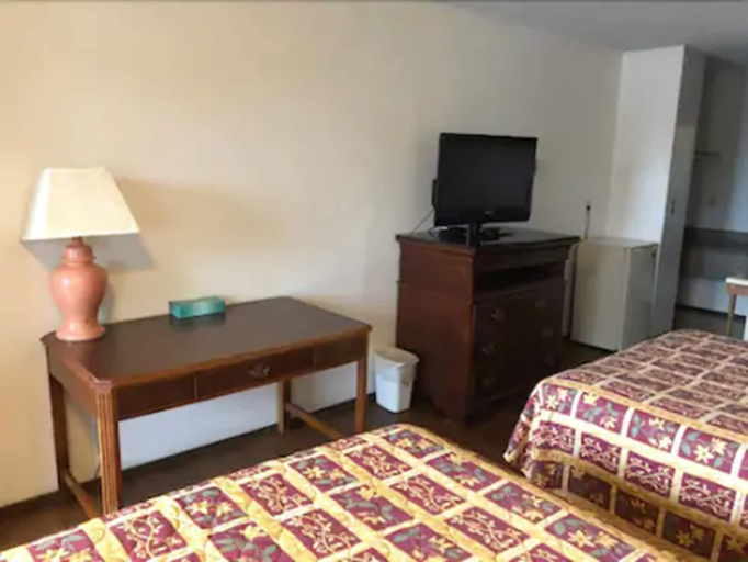 Bedroom 3, Kings Motor Inn, Pierce