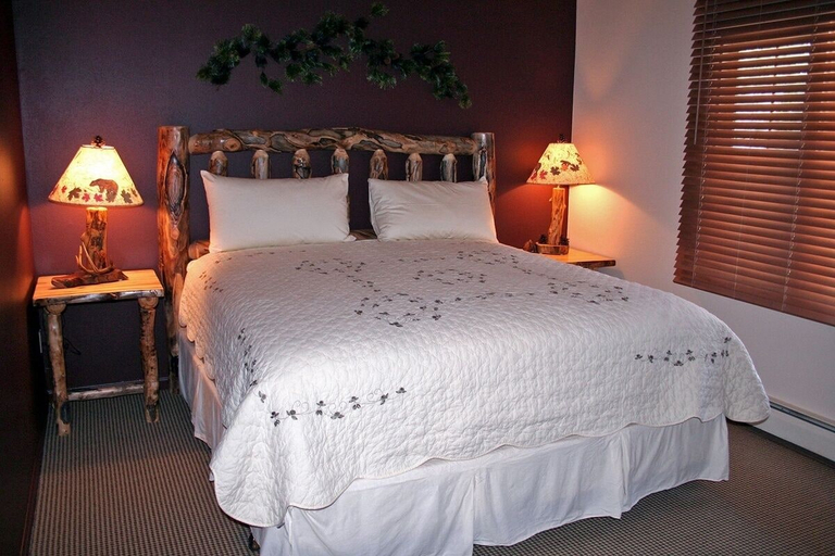 Bedroom, Fawn Valley Inn: 280 1 Bedroom Condo, Larimer