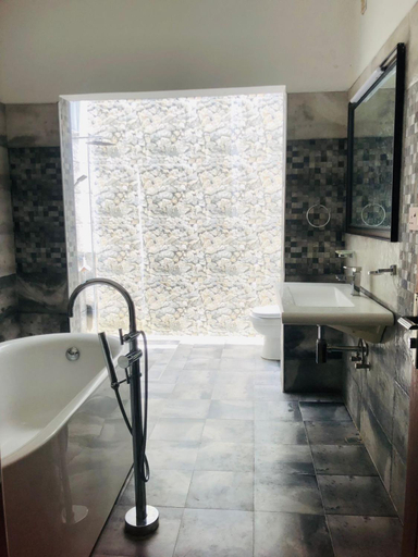 Hot tub 2, White Villa 19A Homestay, Kundasale