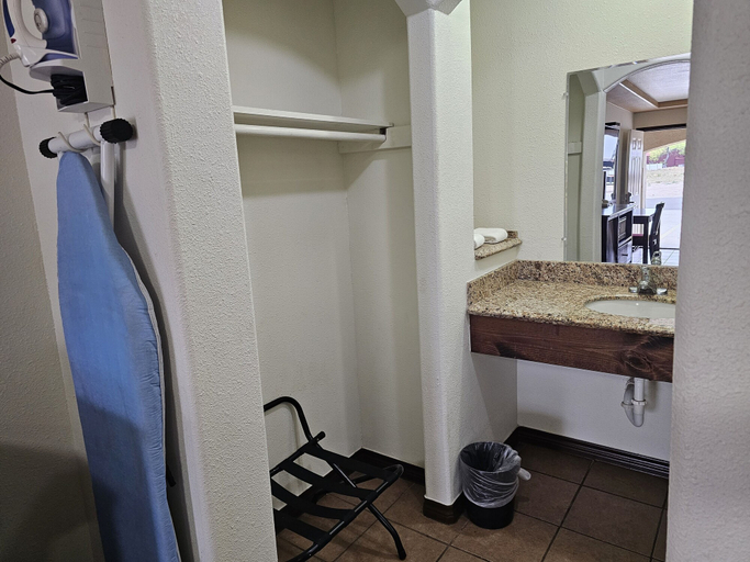 Room 2, Carrizo Inn, Dimmit
