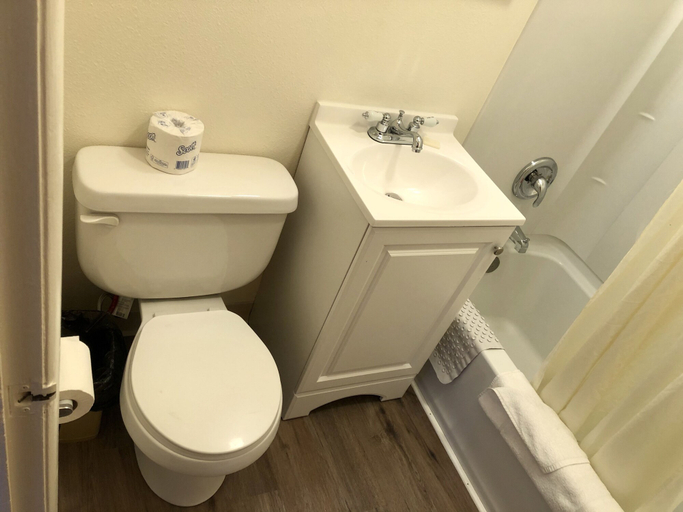 Bathroom 3, Cody Motel, Sweetwater