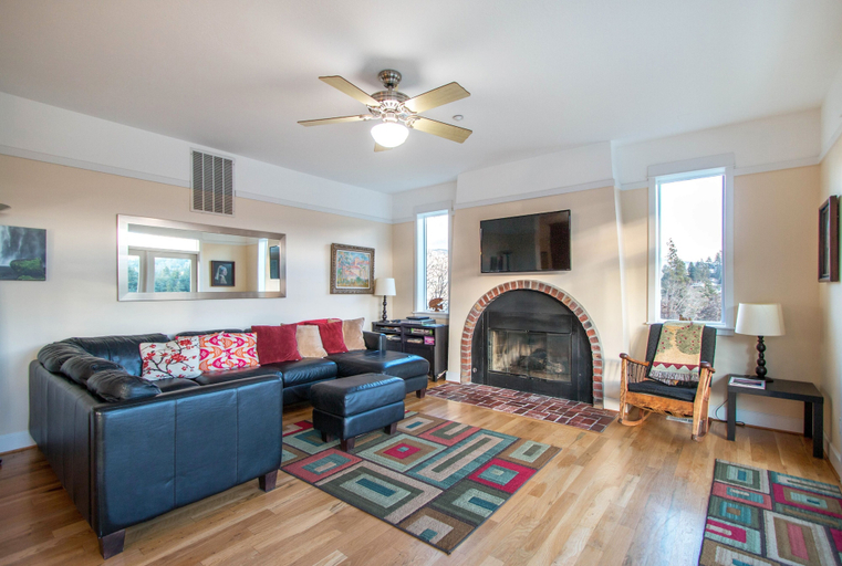 Living area 4, Hazel House 4 Bedroom Home by RedAwning, Hood River