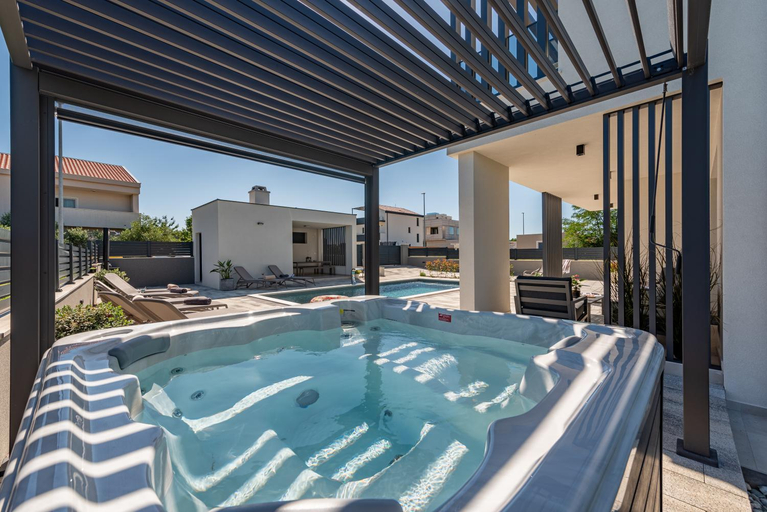Sport & Beauty 2, Modern 4BR Villa: Pool, Jacuzzi, Near Zadar (2024), Bibinje