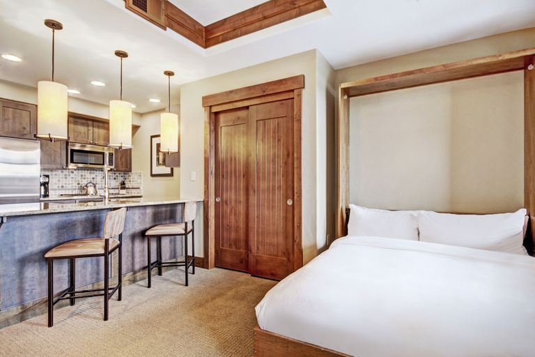 Room 4, Luxury Studio Steps From Winter Activities, Sleeps 4! Studio Bedroom Condo by RedAwning, Summit