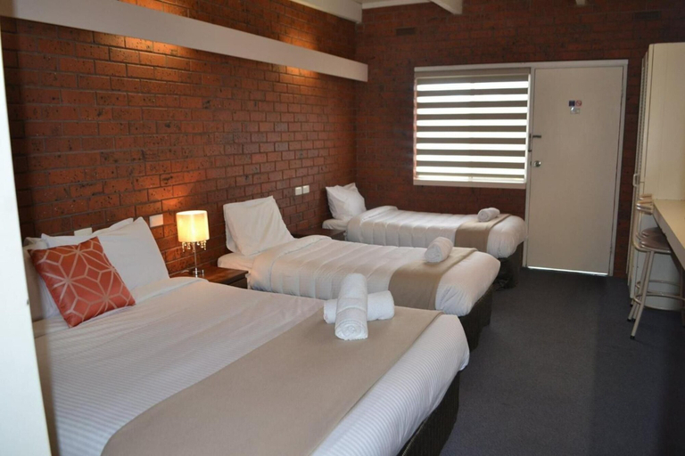 Others 4, Wattle Motel, Mitchell - North