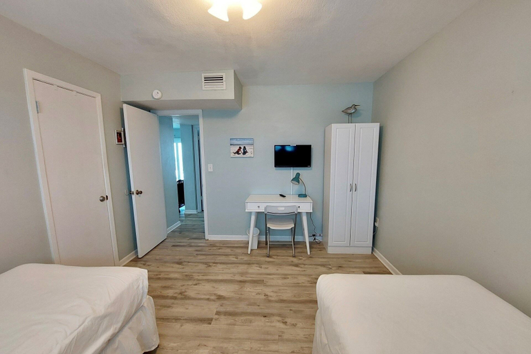 Room 5, Harbor House B6 2 Bedroom Condo by RedAwning, Baldwin