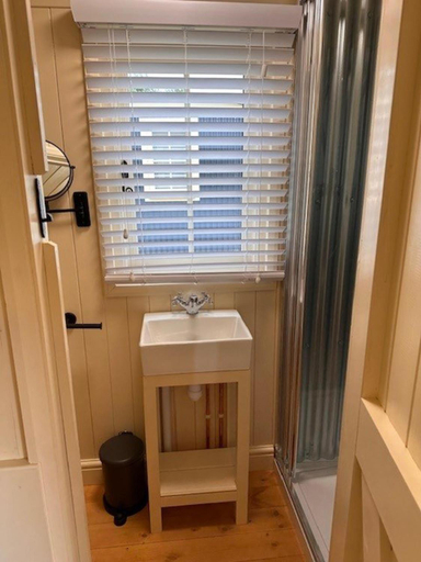 Bathroom 4, ShepherdsHut-HotTub-Cotswolds-PetFriendly, Northamptonshire