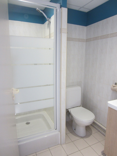 Bathroom 5, The Originals Access, Hôtel les Iris, Pas-de-Calais