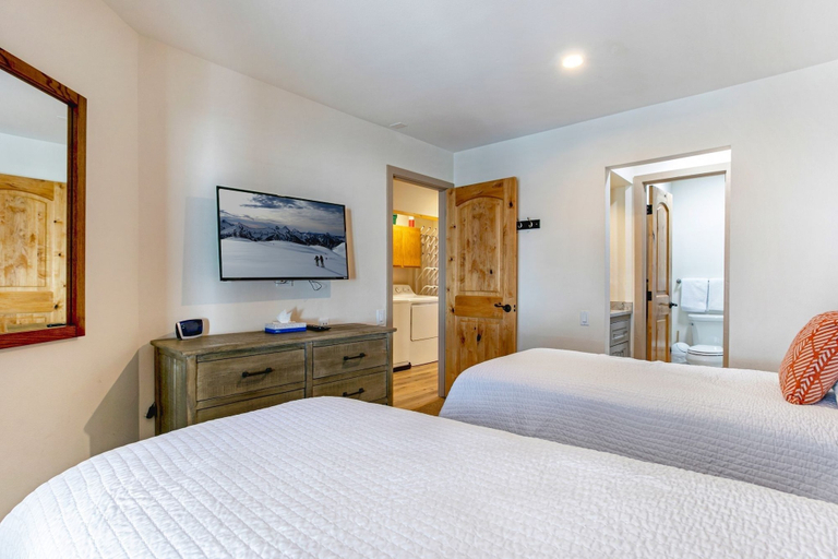 Room 2, 82 Ridgepoint 3 Bedroom Townhouse by RedAwning, Eagle