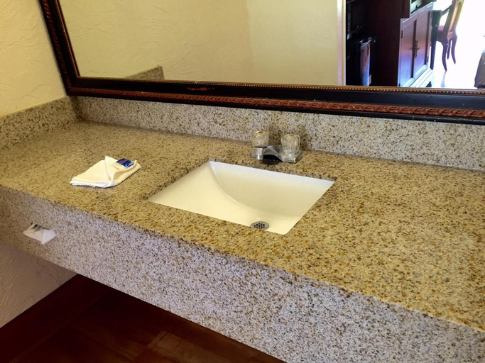 Bathroom 4, Motel 6 Townsend, GA, McIntosh