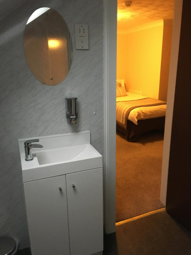 Bathroom 5, Crown Guest House, Aberdeen