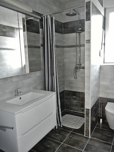 Bathroom 2, Apartment Villa Le Mare , Privlaka
