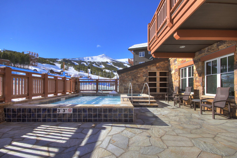 Pool 5, Luxury Studio Steps From Winter Activities, Sleeps 4! Studio Bedroom Condo by RedAwning, Summit
