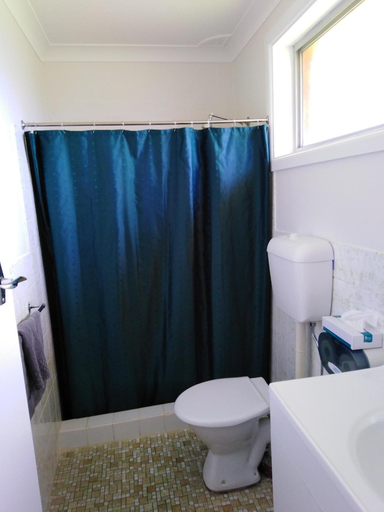 Bathroom 4, Altona Motel, Uralla