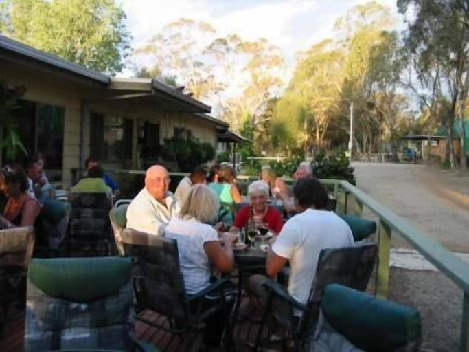Outdoor dining, Bonnie Doon Caravan Park, Mansfield