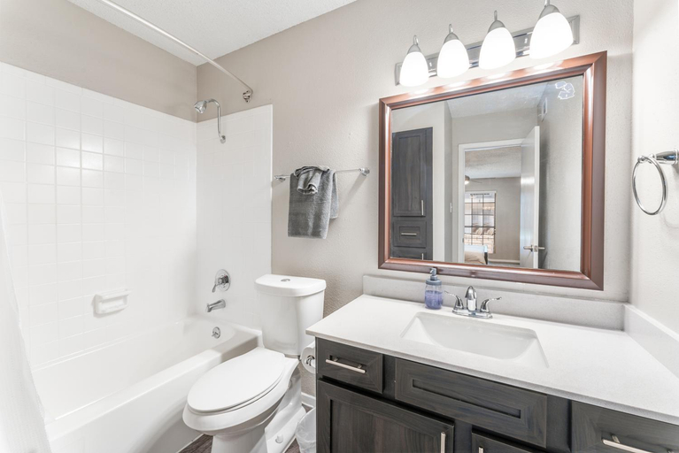 Bathroom 2, SoCo Chic Apartment Suites Close to Downtown, Travis